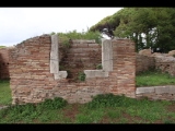 07943 ostia - regio i - insula xiii - domus delle gorgoni (i,xiii,6) - treppe - suedwestfront am cardo maximus - 01-2024.jpg